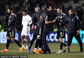 为什么投手在换局间隙需要穿着外套以防止手臂肌肉因温度骤降变僵